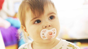 малыш с пустышкой