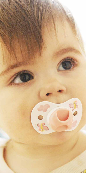 малыш с пустышкой