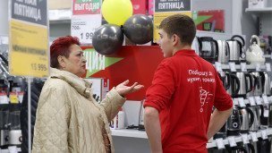 Покупатель и продавец-консультант в магазине