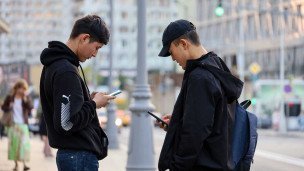 Мигранты с телефоном