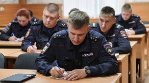 Полицейские во время инструктажа