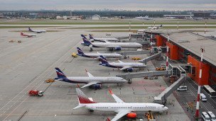 Grazhdanskiye-samolety-vo-vremya-stoyanki-v-mezhdunarodnom-aeroportu-Sheremet'yevo