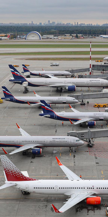 Grazhdanskiye-samolety-vo-vremya-stoyanki-v-mezhdunarodnom-aeroportu-Sheremet'yevo