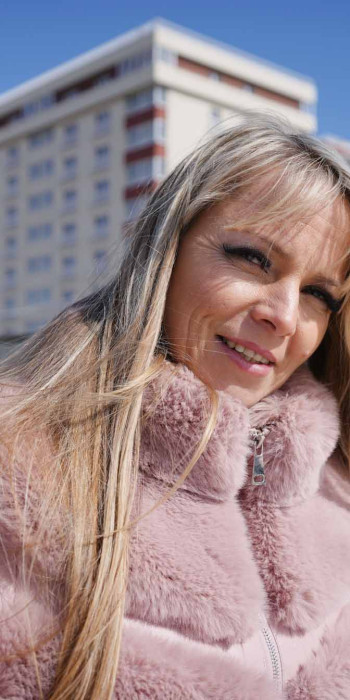 Женщина с ключами в руке