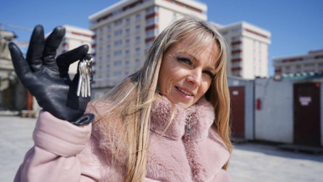 Женщина с ключами в руке