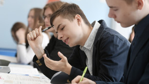Школьники во время занятий