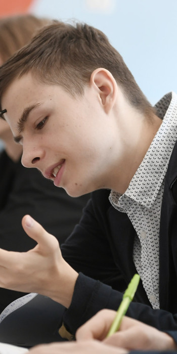 Школьники во время занятий