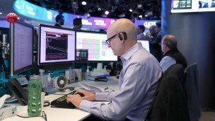 Сотрудники офиса за работой 