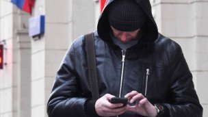 мужчина со смартфоном в руках