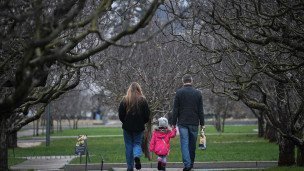 Семья гуляет в парке