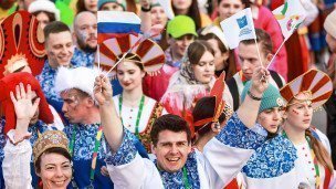 Участники шествия молодежи стран мира на площади "Душа России" в рамках Всемирного фестиваля молодежи