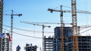 Вид на строящиеся многоэтажные жилые дома