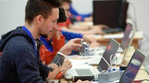 Люди работают за ноутбуками