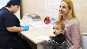 женщина с ребенком на приеме у врача