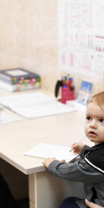 женщина с ребенком на приеме у врача