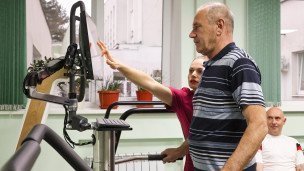 Пациент во время прохождения реабилитации
