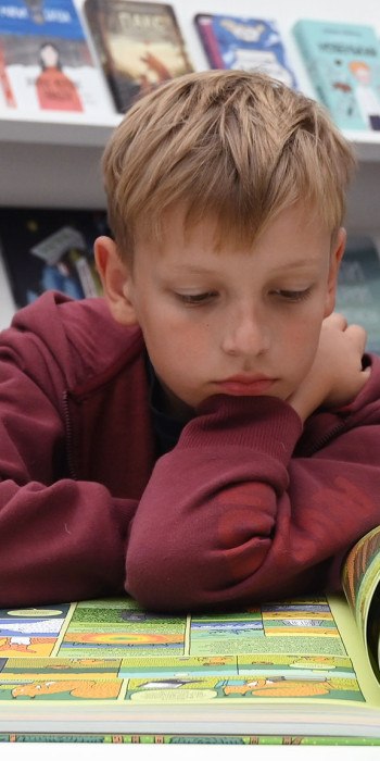 ребенок читает книгу 