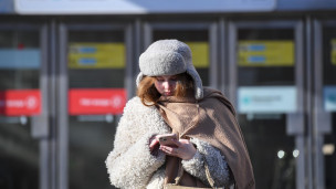 Девушка с телефоном у метро