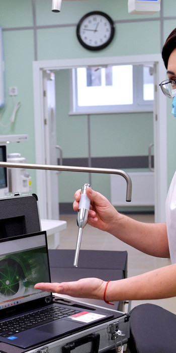 Медицинская сотрудница демонстрирует новое оборудование 