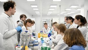 Студентов обучают делать электрофорез в новом студенческом кампусе университета 