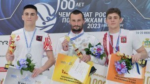 Победители соревнований на церемонии награждения с медалями