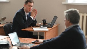  Студент на занятии в педагогическом университете рядом профессор