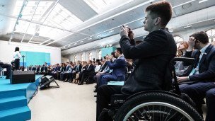 Мужчина в инвалидном кресле на форуме