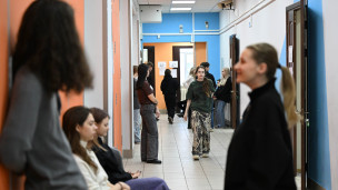 Ученики  в коридоре школы 