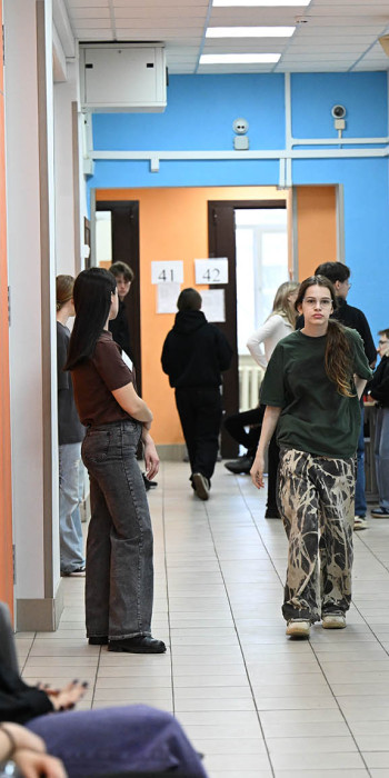 Ученики  в коридоре школы 