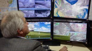 Сотрудник "Гидрометцентр России" за мониторами