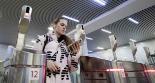 Девушка в метро