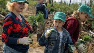 Участники традиционной всероссийской акции "Сохраним лес"