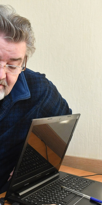 Люди старшего возраста с телефоном и ноутбуком 