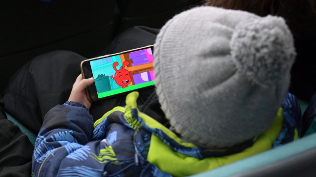 Ребенок смотрит мультики на телефоне 