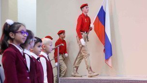 Церемония поднятия флага России во время линейки в День знаний