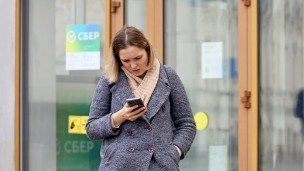 Женщина возле отделения "Сбербанка"