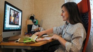 Сотрудница на удаленной работе за компьютером у себя дома