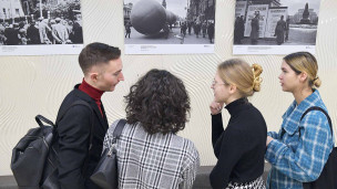 молодежь на выставке