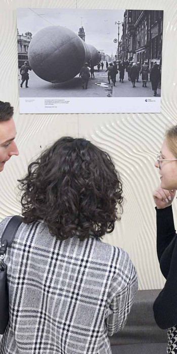 молодежь на выставке