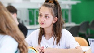 ученица школы за партой
