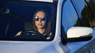 девушка за рулем автомобиля