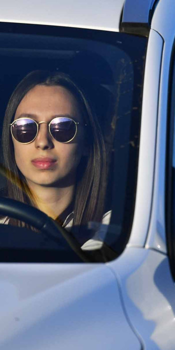 девушка за рулем автомобиля