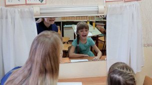 Ребенок с воспитателем в детском саду