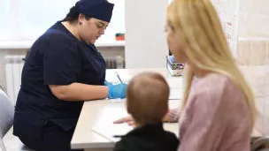  Грипп и другие ОРВИ: какие прививки следует сделать осенью детям и взрослым