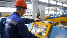 Рабочий в цехе